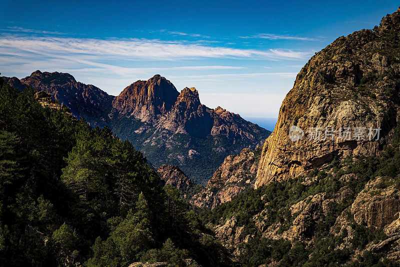 从附近的山村Evisa俯瞰Capo d’ortu, e tre Signore, Punta di a Pianetta和Capu d’ota的山峰，向波尔图湾，科西嘉，法国。